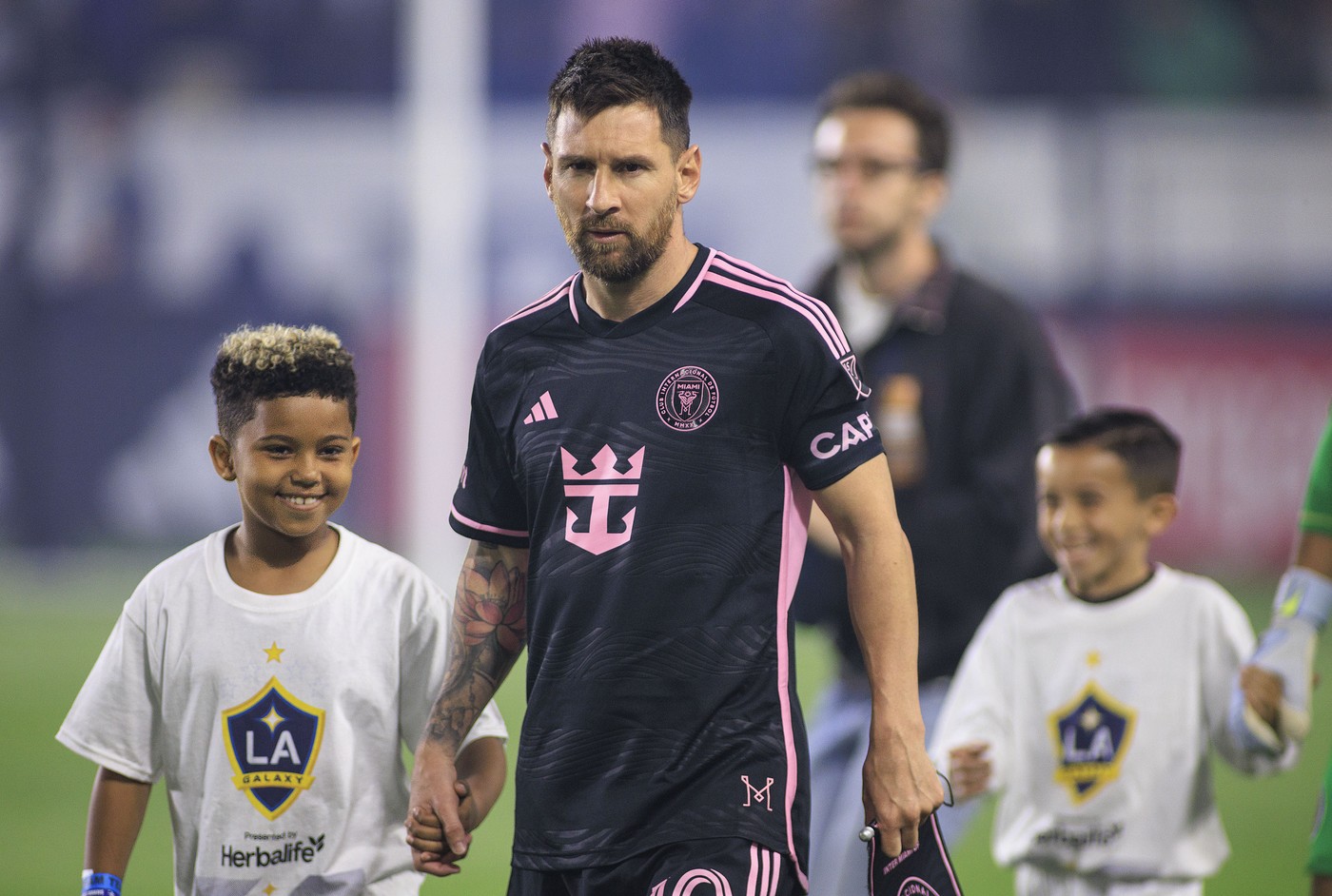Nepotisme la cel mai înalt nivel. Cine e copilul care a ieșit de mână cu Leo Messi la meciul dintre LA Galaxy și Inter Miami și ce avere au părinții lui