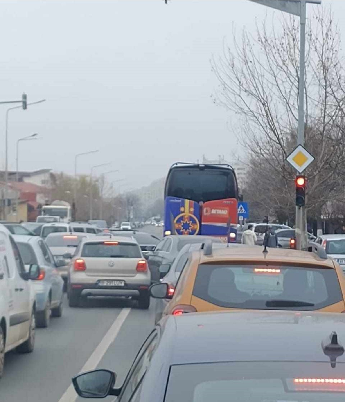 „Mută, bă, căruța!”. Şoferii din Berceni, furioşi după ce autocarul FCSB a blocat traficul: „Gigi Becali e pe drum, vine cu ranga”