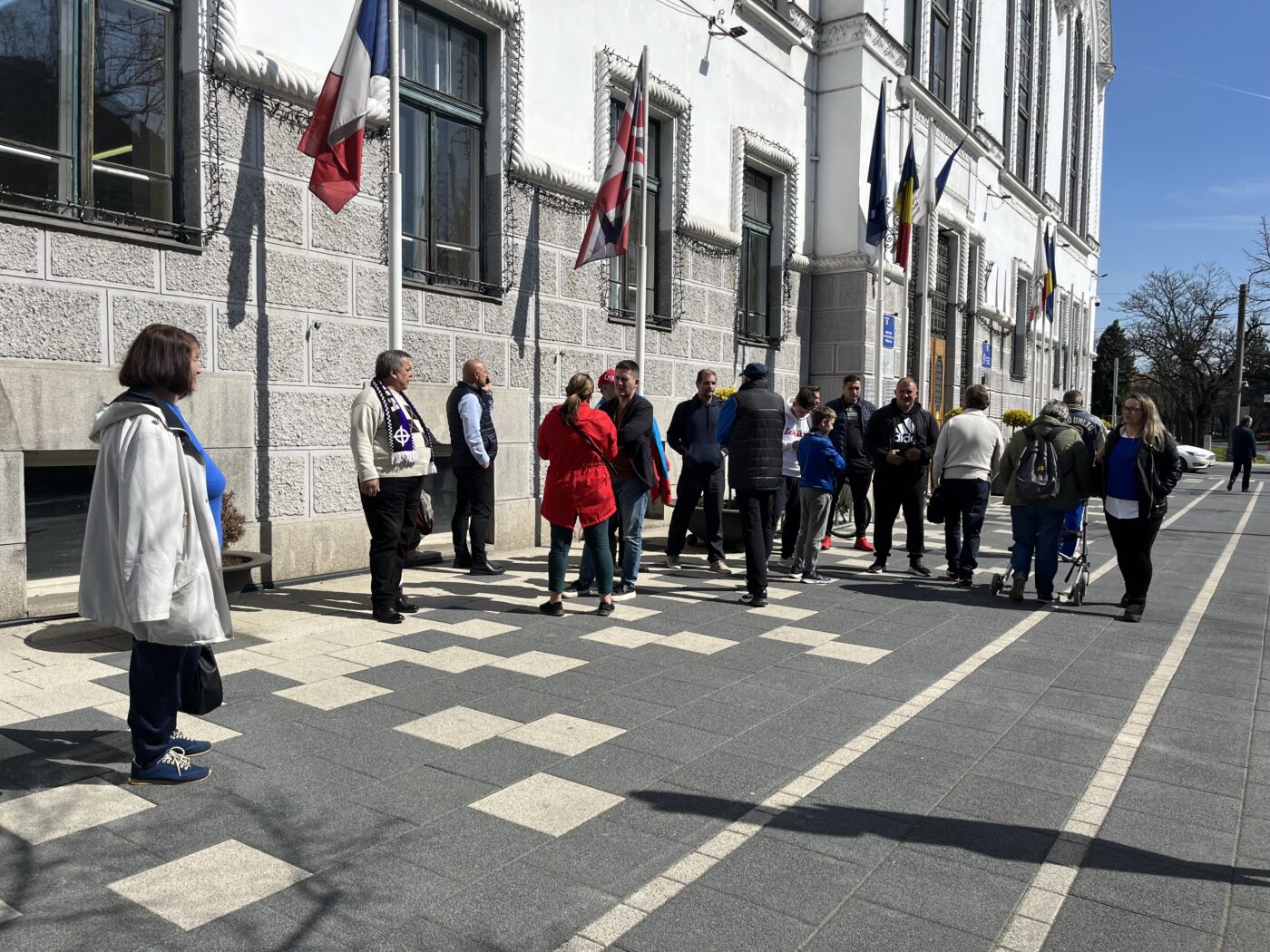 A fost din nou protest la Primăria Timișoara, și tot pentru sport! Culturiștii spun că rămân fără sală, canotajul și caiacul sunt în criză