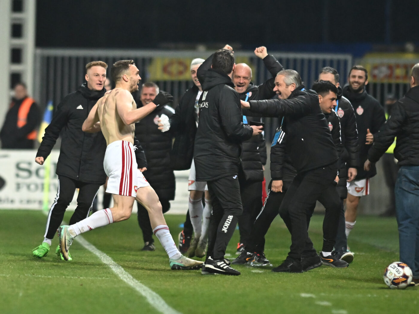 Atacantul care a stabilit componența play-off-ului recunoaște că a acționat din instinct și descrie bijuteria din prelungiri: „Atunci am înțeles! Nu mai speram”. A ajuns erou după un an și jumătate de suferință. EXCLUSIV