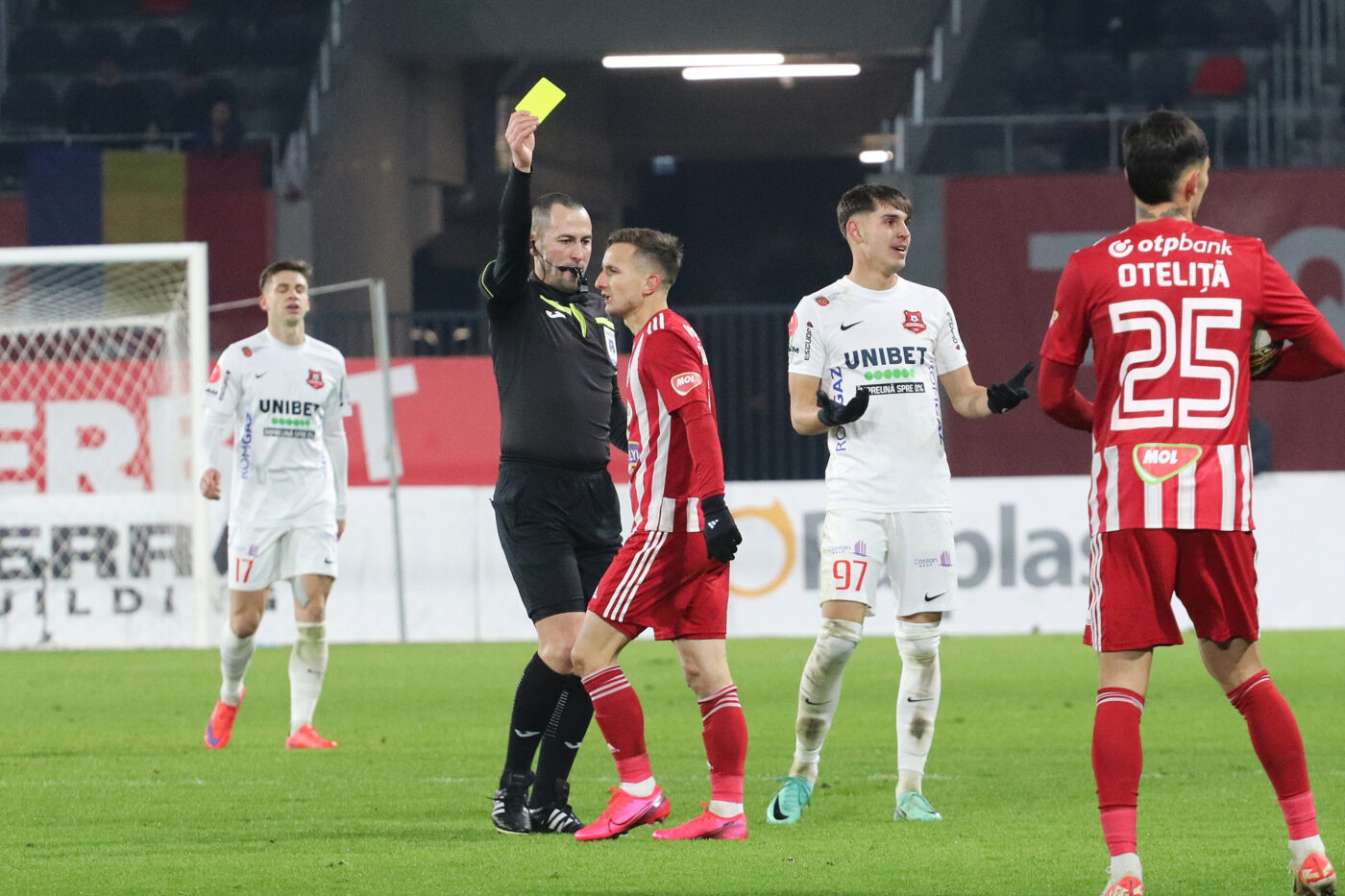 Bad boy Marius Ștefănescu. Patronul de la Sepsi a dezvăluit de ce fotbalistul acuzat de blat cu FCSB este atât de „îngălbenit”: „Șapte sau opt nu le-a luat pentru faulturi”. VIDEO
