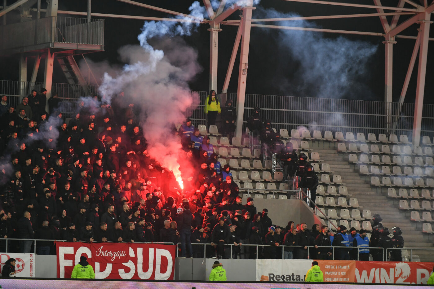 Ce s-a întâmplat cu fotbaliștii lui Dinamo când s-au dus în fața miilor de fani din galeria deplasată la Sibiu! Nu s-a văzut la TV