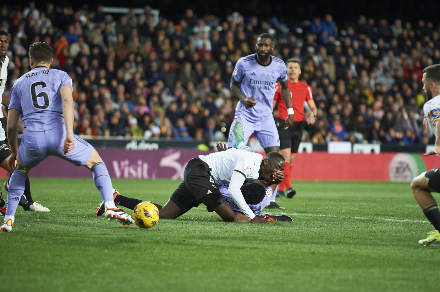 Ce se întâmplă cu fotbalistul Valenciei căruia Tchouameni de la Real Madrid i-a rupt piciorul! Accidentarea i-a speriat pe jucătorii lui Ancelotti