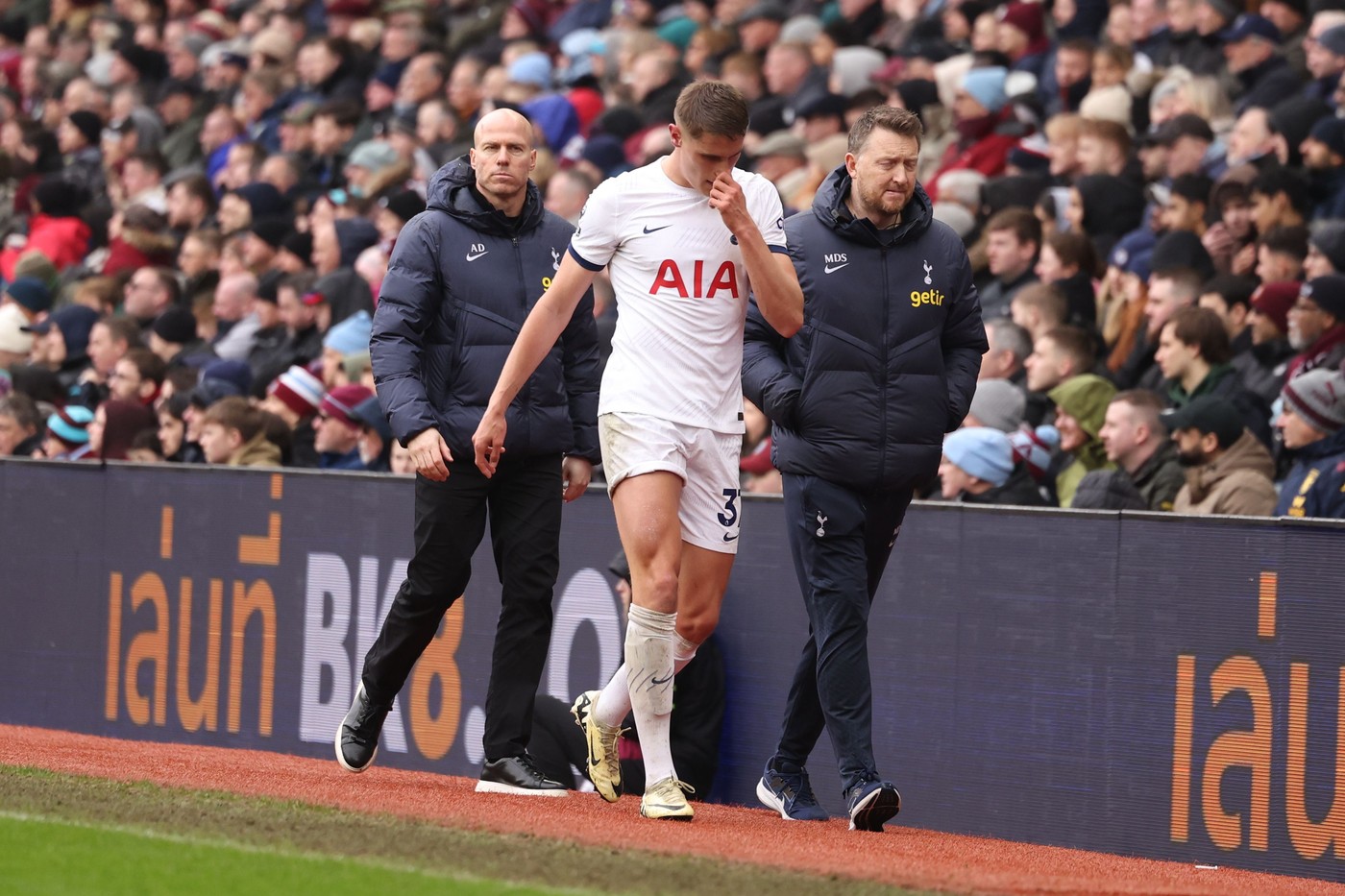 Ce se întâmplă cu rivalul lui Radu Drăgușin pe post, după ce a ieșit accidentat în meciul Aston Villa – Tottenham! Problema îl poate scoate din circuit o perioadă: „Problemele musculare se rezolvă mai greu”