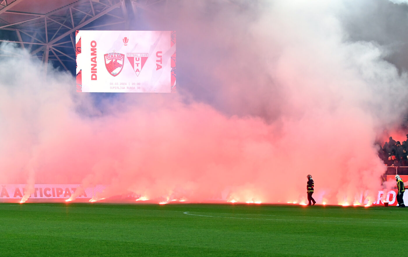 Cutremur în Superliga: Dinamo a primit o pedeapsă record după incidentele cu fanii Stelei de la meciul cu UTA! „Câinii” riscă retrogradarea pentru că joacă tot sezonul fără fani! EXCLUSIV