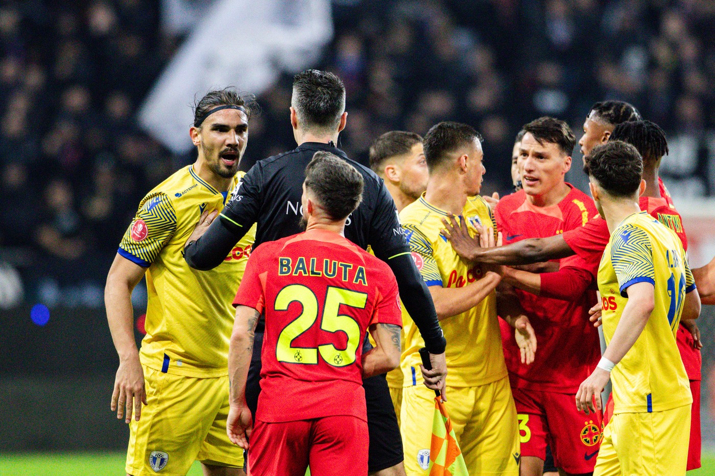 Decizie cum probabil nu s-a mai văzut în Superliga: doi antrenori aduși de aceeași echipă. Unul dintre ei tocmai a rămas liber de contract. Culisele mutării. EXCLUSIV