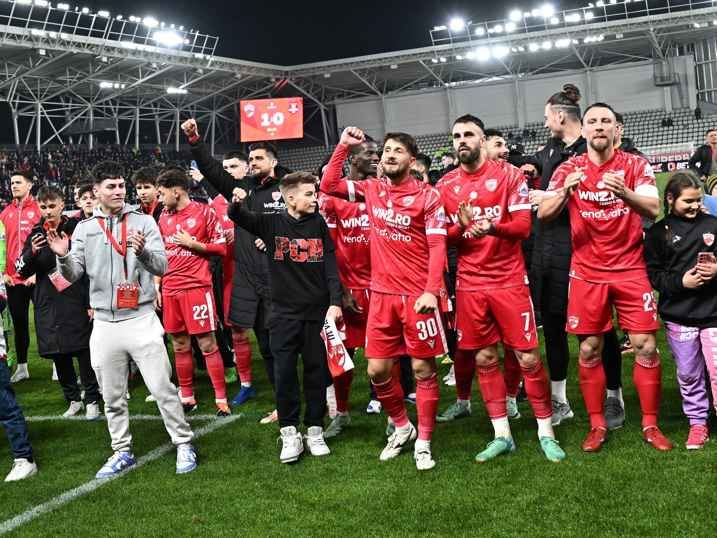 Dinamo a renunțat la varianta Târgoviște pentru ultimele meciuri din Superliga! Gest superb pentru „câini”: „Copilul meu a început să plângă când a aflat că nu poate să meargă la meci! Îi ajutăm cu orice!” EXCLUSIV
