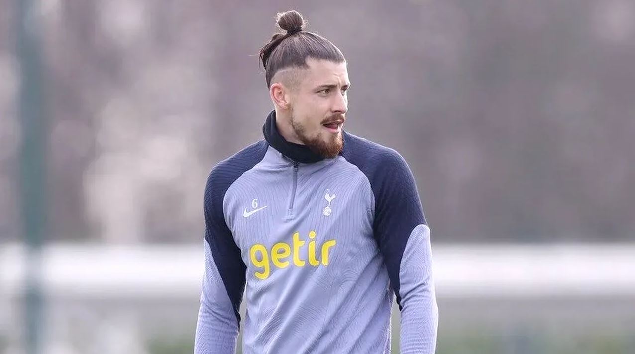 Discuția secretă pe care Ange Postecoglou a purtat-o cu Radu Drăgușin. S-a aflat abia acum, de la managerul lui Tottenham, de ce era românul atât de liniștit deși nu juca: „Eu i-am zis înainte de a semna acest lucru!”