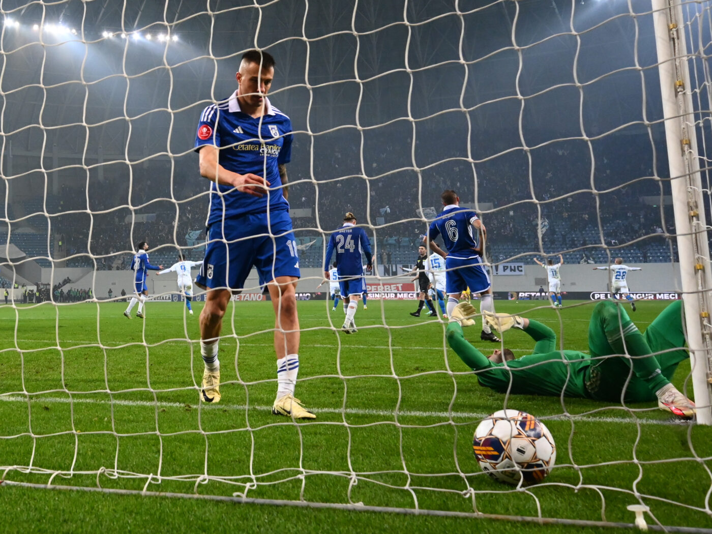 E scandal în vestiarul FC U Craiova, după eșecul cu Universitatea Craiova! Golgheterul lui Adrian Mititelu își face praf colegii din apărare: „Am luat iar goluri prea ușor, pe centru”