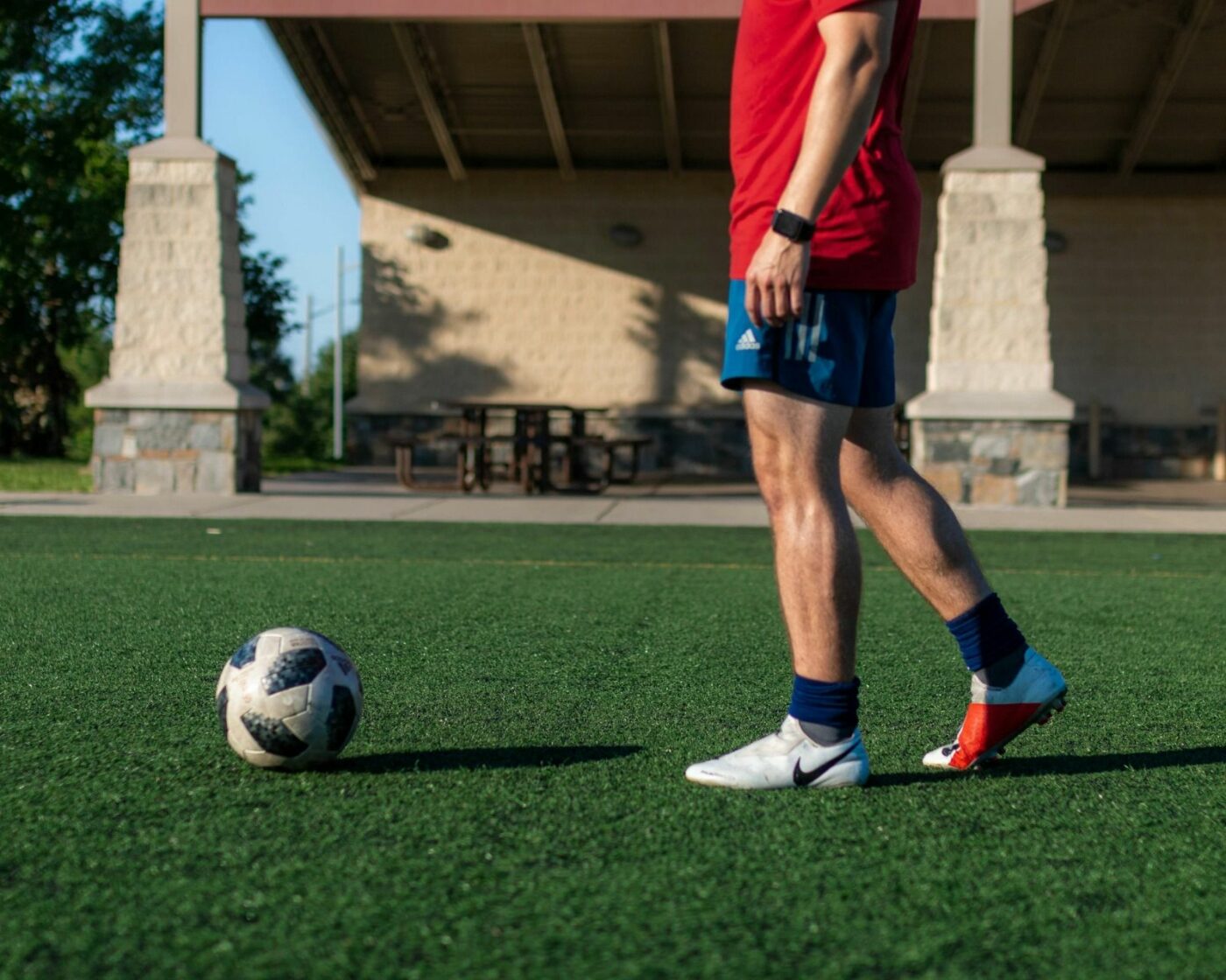 (P) Echipamentul Esențial Pentru Fotbaliști: Performanță, Confort și Siguranță pe Teren