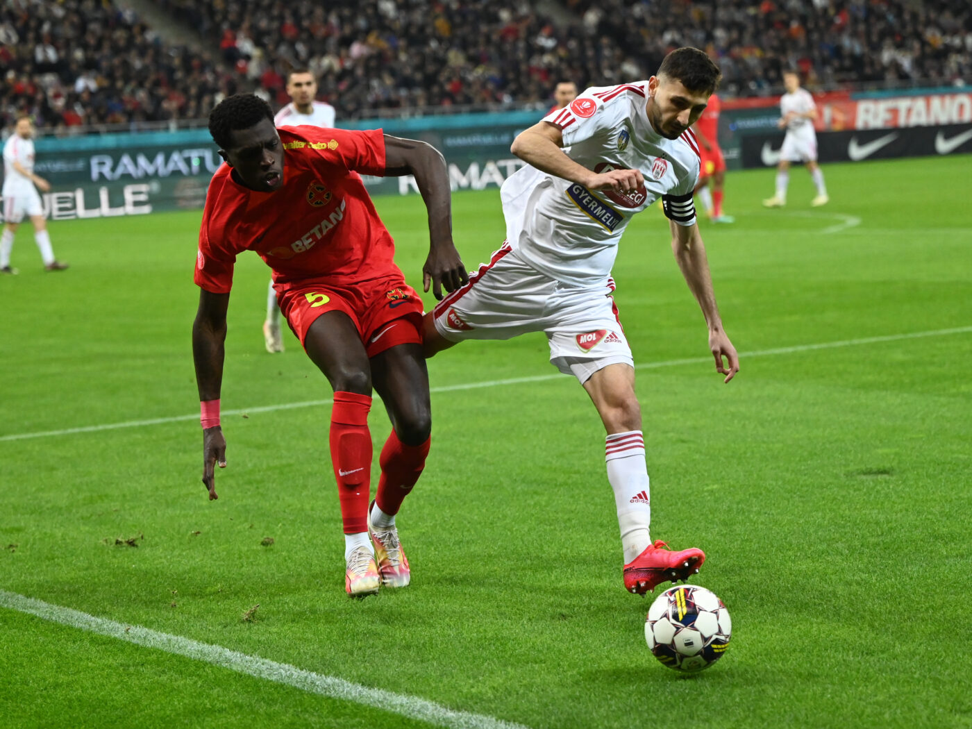 Gigi Becali a intervenit la pauză și a dat afară din echipă doi titulari, în FCSB – Sepsi 2-1! A rezistat 45 de minute la ce se petrecea pe gazon și apoi a luat decizia: „Probabil ține un Ramadan mai sever”