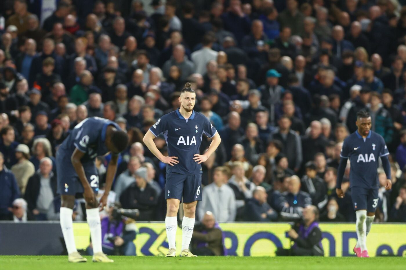 Fostul atacant din naționala Angliei nu l-a iertat pe Radu Drăgușin după prestația din Fulham – Tottenham 3-0: „Slab”