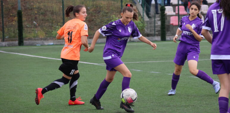 Fotbalistele române s-au luat la bătaie între ele în meciul FC Argeș – ASC Atletic Drobeta, 7-0! La scorul de 4-0, o jucătoare a gazdelor a fost luată la pumni și picioare de adversare pentru că a cerut și a primit penalty