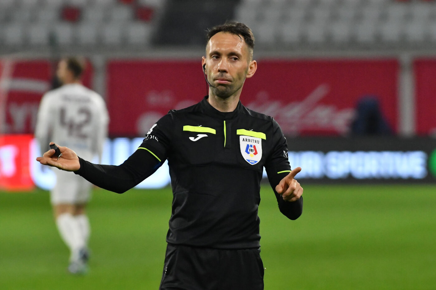 Fotografia care dinamitează Superliga: arbitrul oltean George Găman, la petrecere cu fotbaliștii de la Universitatea Craiova! Oficialii lui CFR Cluj au luat foc: „Kyros Vassaras trebuie să răspundă! Văzând poza, te poți gândi la orice”