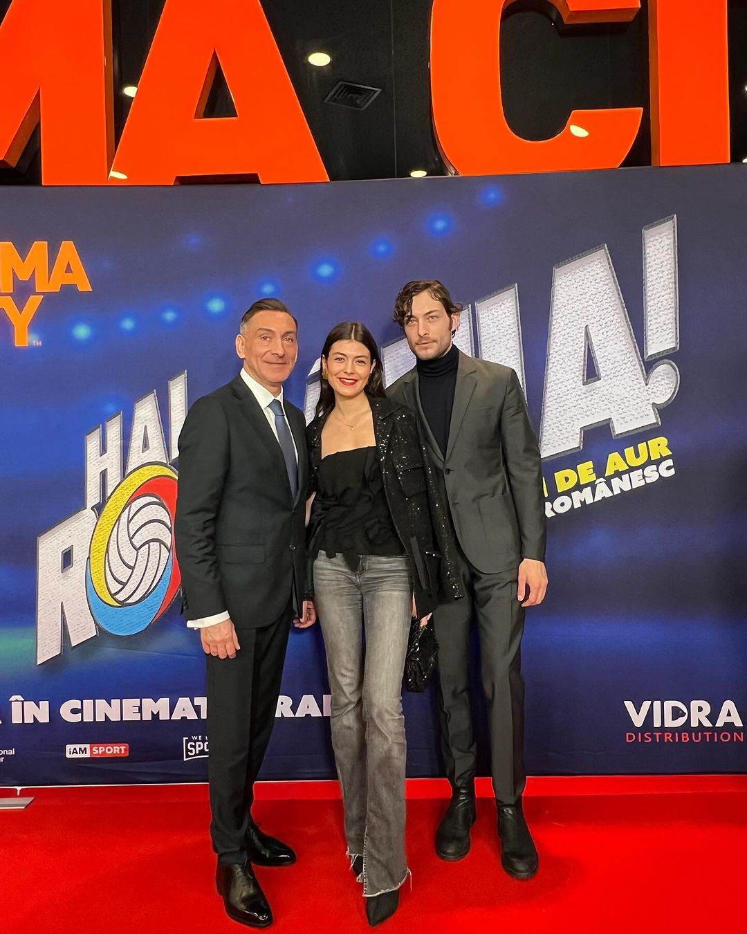 Sclipitoarea fiică a lui Ilie Dumitrescu. Toată lumea a întors privirea spre ea când a pășit pe covorul roșu la filmul Generației de Aur 1