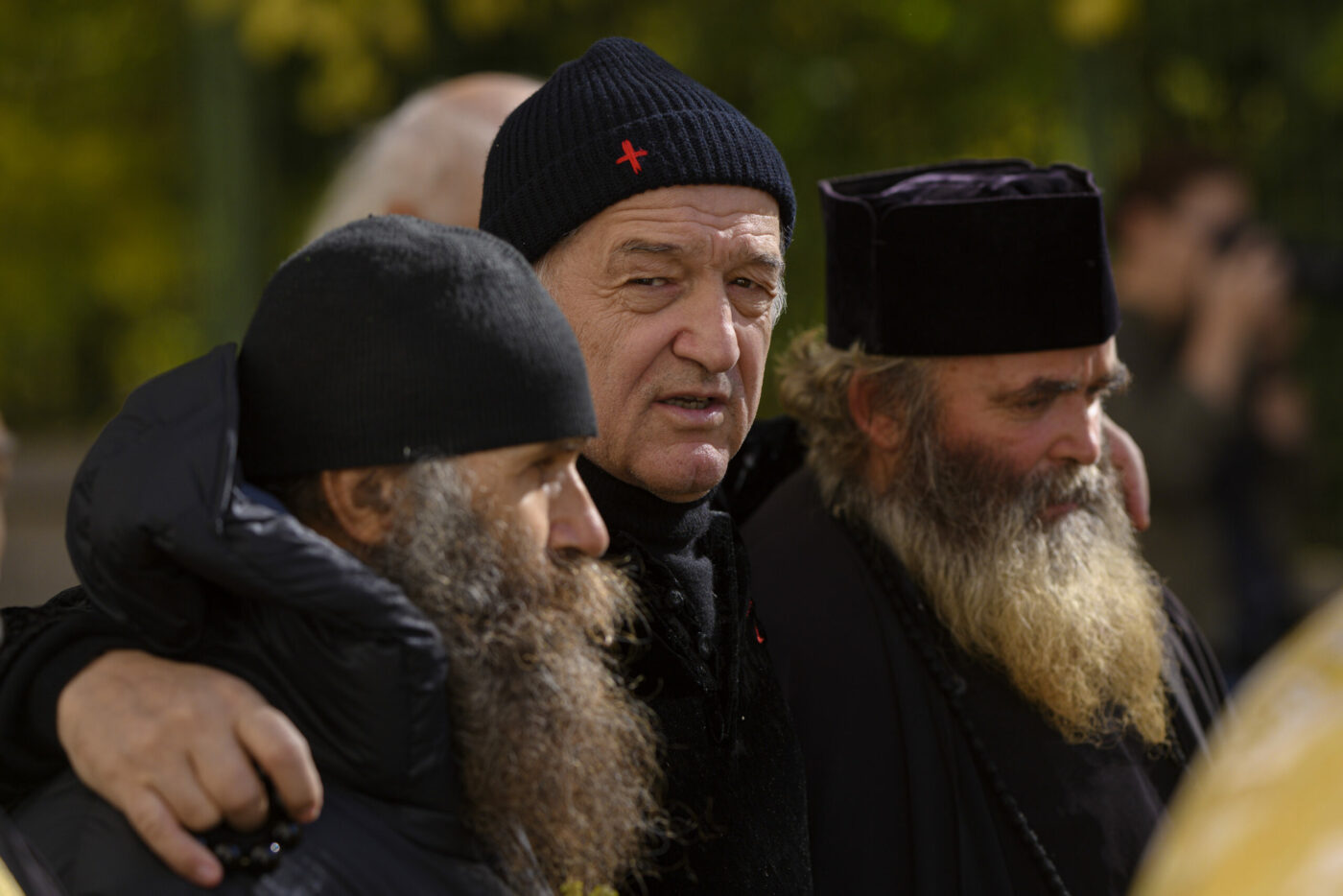 Imaginile momentului cu Gigi Becali, la biserica poleită în aur, în care a băgat milioane de euro! Miliardarul s-a dus cu Rolls-ul de 500.000 și i-a băgat pe muncitori în ședință