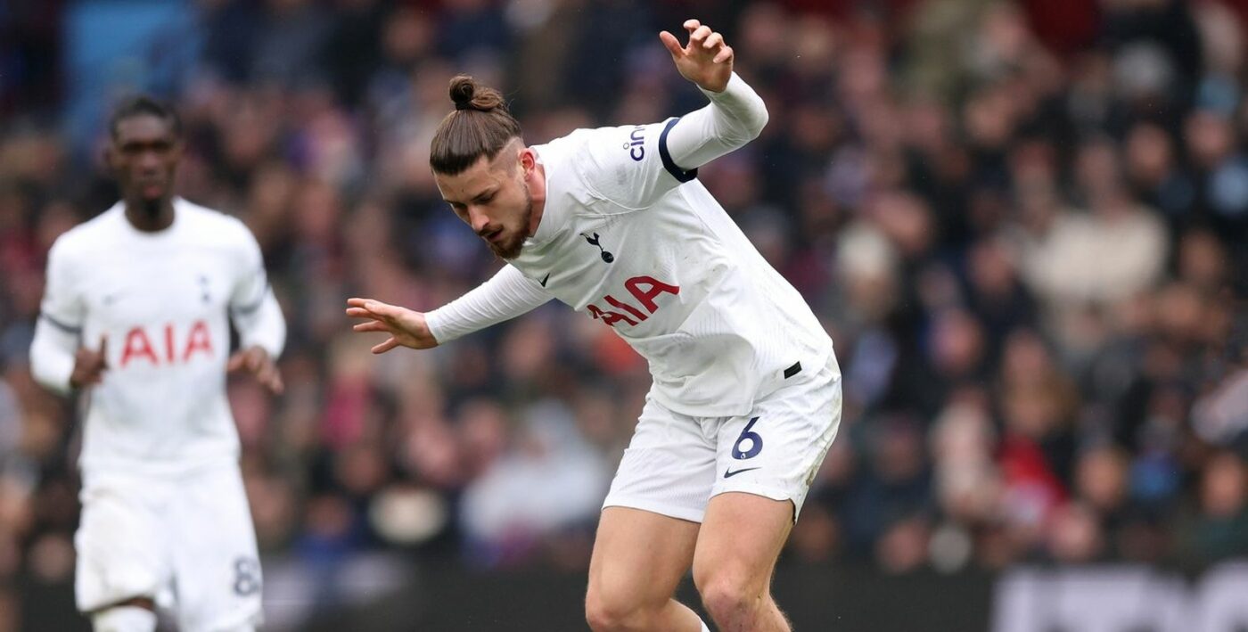 Iubita lui Radu Drăgușin nu s-a mai abținut și i-a dat un mesaj fotbalistului, după ce a evoluat în Aston Villa – Tottenham 0-4 și a încasat o minge într-o zonă dureroasă!