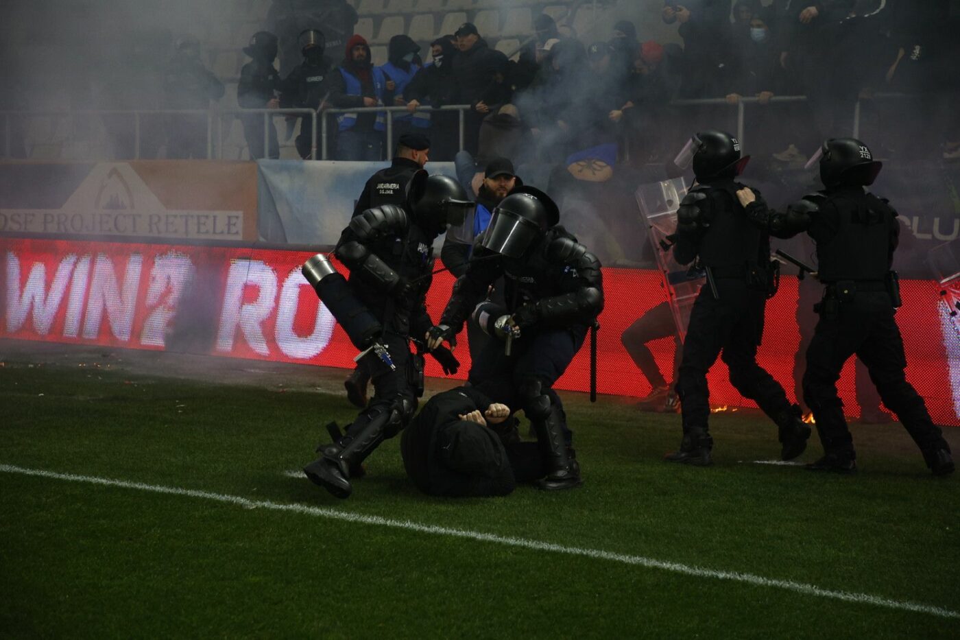 Jandarmeria cere sancțiuni dure împotriva celor de la Rapid și de la Dinamo! Ar putea avea stadioanele închise