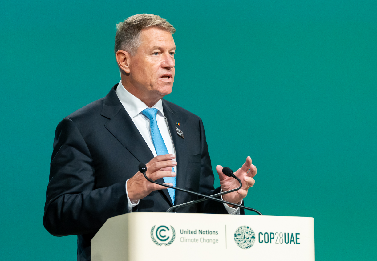 Klaus Iohannis a fost șeful unui club de fotbal, care a vrut să promoveze în Liga 1! Au trecut douăzeci de ani de la povestea știută de puțini despre președintele României, care a plecat scârbit din sportul condus de Mircea Sandu și Mitică Dragomir