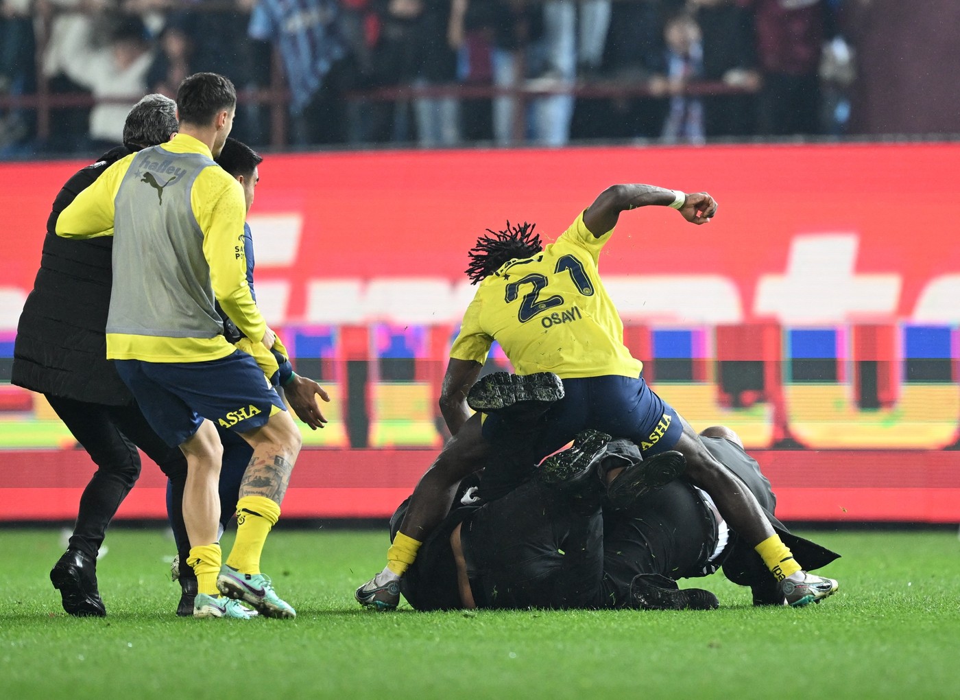 Măcel între fanii lui Trabzonspor și fotbaliștii lui Fenerbahce, pe gazon! Imagini halucinante cu bătaia dintre sute de fani ai gazdelor și jucătorii rivalei: de la ce a pornit infernul din Turcia