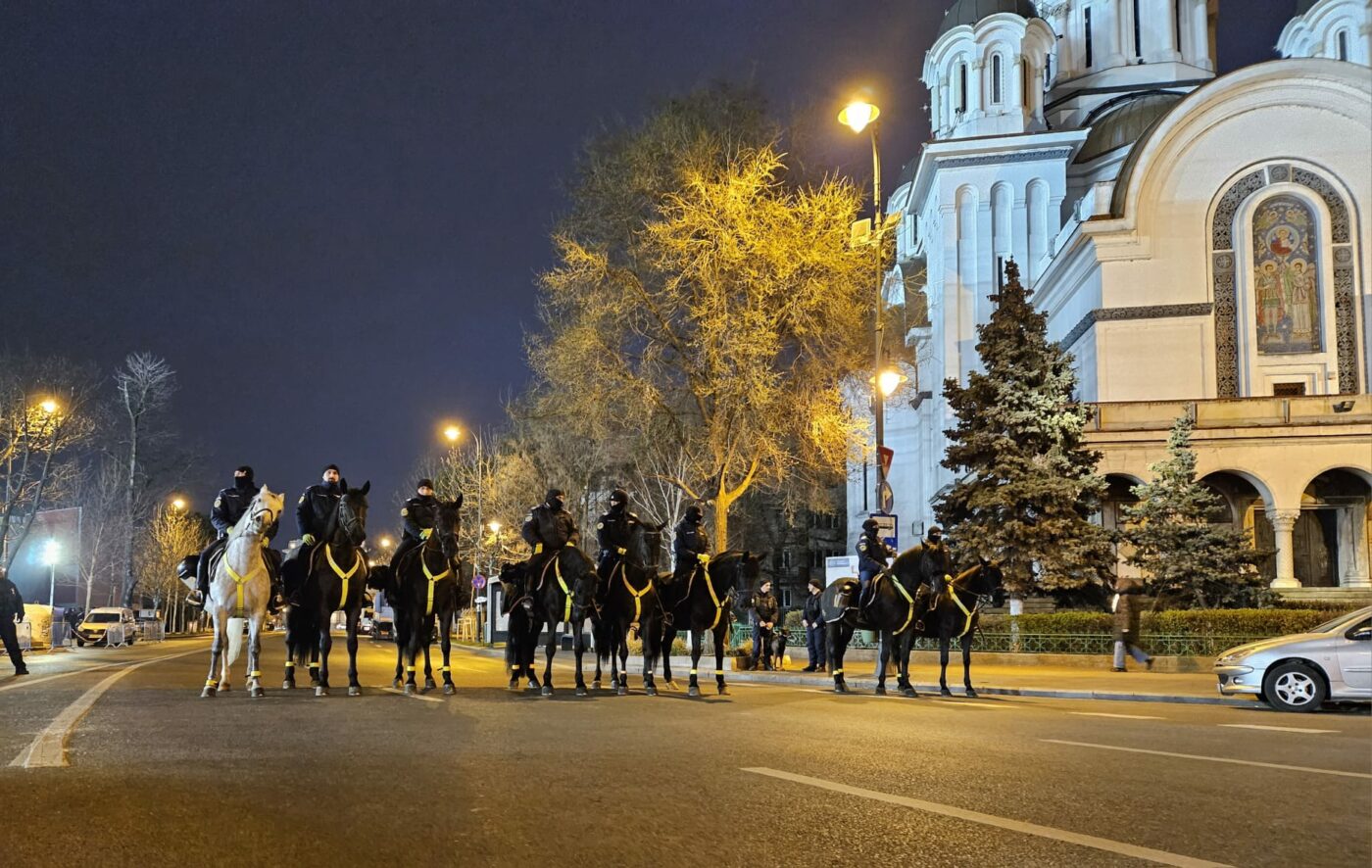 Mobilizare impresionantă a forțelor de ordine înainte de Dinamo – UTA! Fanii arădenilor au făcut joncțiunea cu „frații” de la CSA Steaua și au pornit spre „Arcul de Triumf”