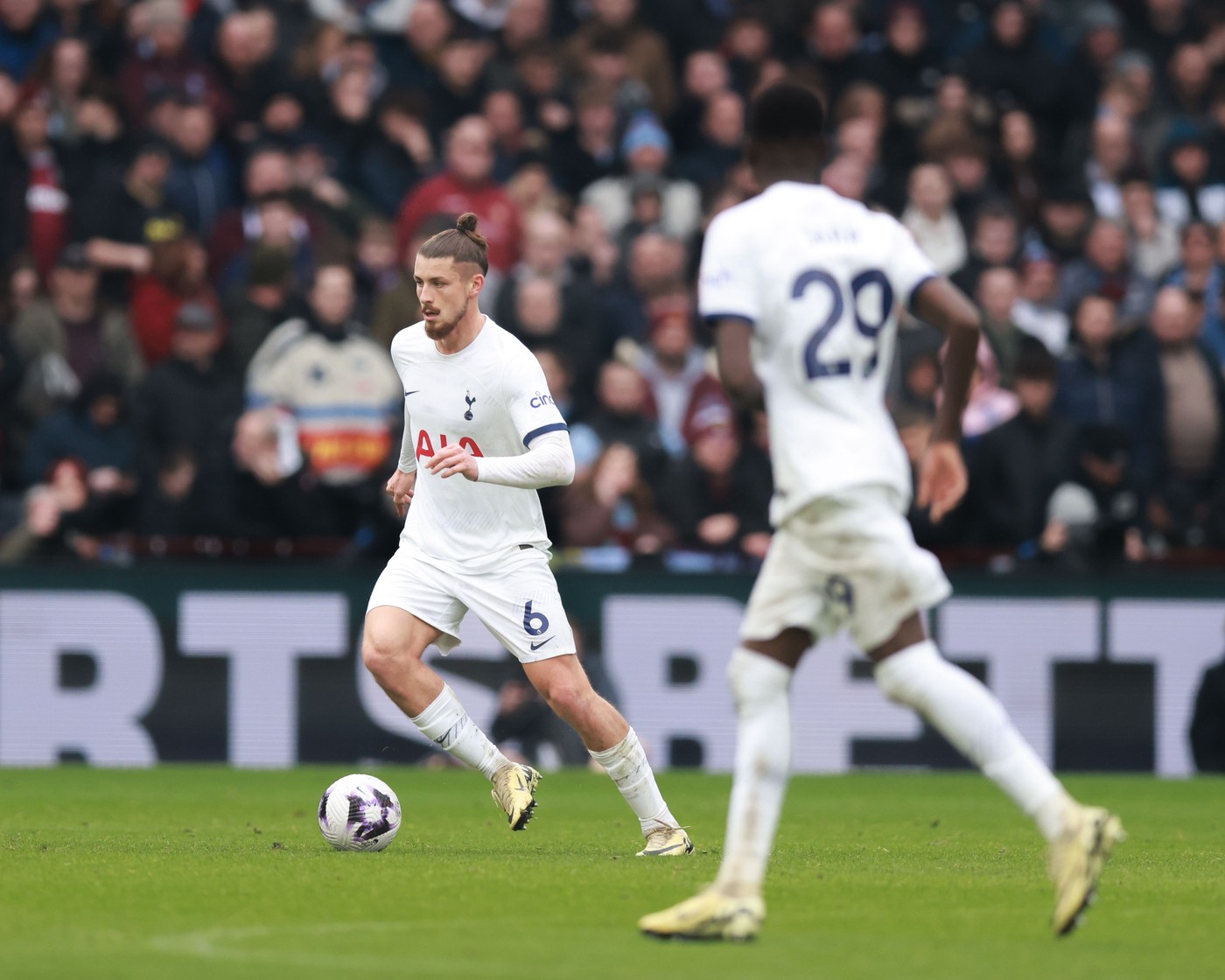 Momentul în care Radu Drăgușin s-a prăbușit pe teren în Aston Villa – Tottenham! Ce a pățit românul