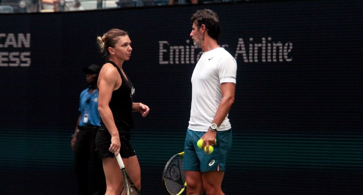 Patrick Mouratoglou răsuceşte cuțitul în rana Simonei Halep. La o zi după ce românca a pus-o la punct pe Serena Williams, francezul a publicat imagini alături de jucătoarea din SUA: mesajul indirect e clar!
