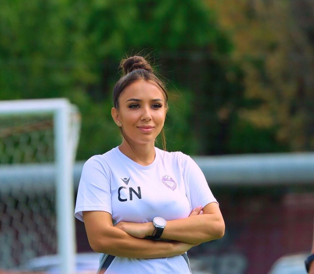 Patroana din fotbalul românesc care face ravagii cu imaginile ei provocatoare se iubește cu un fotbalist! Ce nu-i acceptă: „Vezi-ți de treaba ta!”
