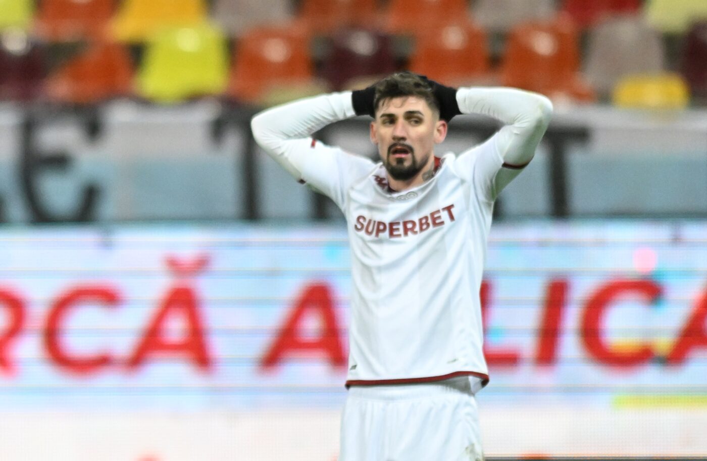 Pe antrenor l-a pufnit râsul după scuzele lui Alexandru Albu: „Normal că mă amuz când văd un bărbat la televizor cerându-și scuze la toată lumea că a fost în club. Fii bărbat! Ce ai făcut, ai omorât pe cineva?”