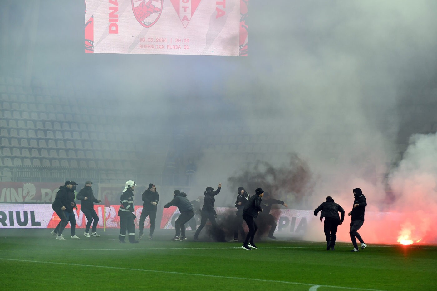 Polițiștii din București au luat cu asalt casele ultrașilor de la Dinamo și Steaua! Liderul galeriei CSA, ridicat și dus la sediul ISOP într-un dosar legat de violențele de la meciul „câinilor” cu UTA