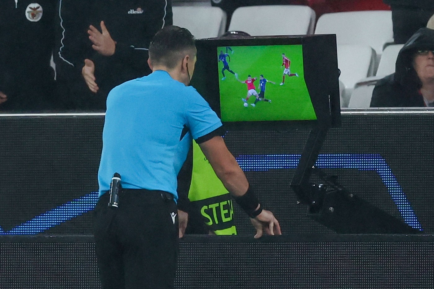 Premieră în Portugalia: gol anulat cu tehnologia VAR explicat de arbitru la stația de amplificare! Marius Avram: „Acum totul va fi mai clar”. EXCLUSIV