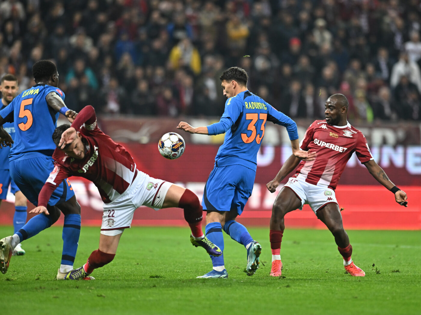 Nebunie în minutul 44 al meciului Rapid – FCSB! Oaspeții au cerut penalty la un fault clar la Radunovic, Ovidiu Hațegan a arătat punctul de la 11 metri, dar arbitrul a întors, apoi, decizia! Care a fost motivul centralului