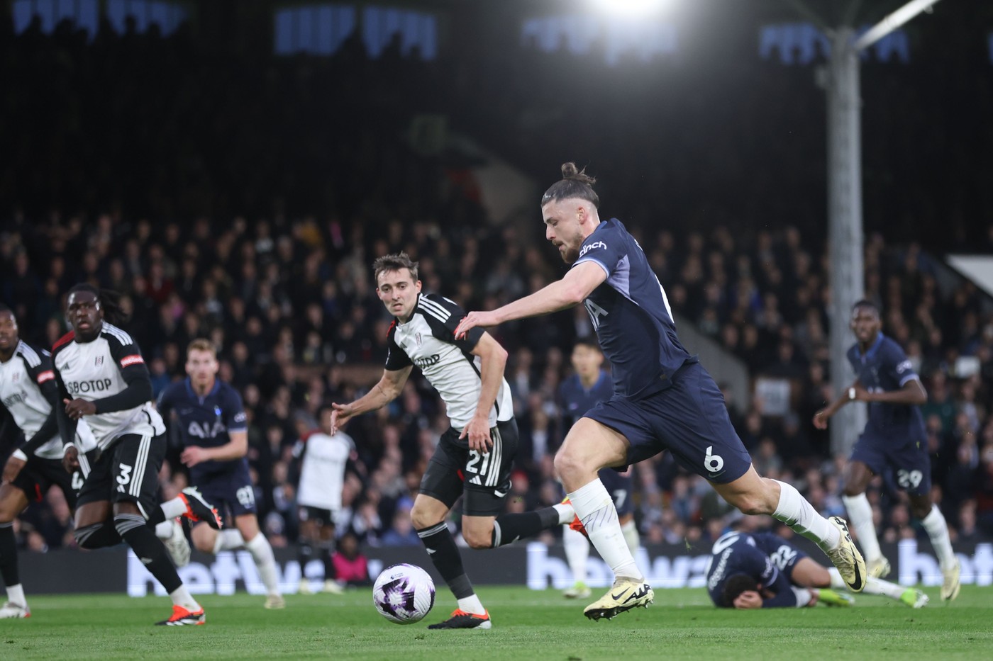 Radu Drăgușin e făcut praf de jurnaliștii de la The Sun, după debutul de coșmar ca titular! Verdictul apăsător pe care l-au tras după Fulham – Tottenham 3-0: „L-a dominat tot meciul”