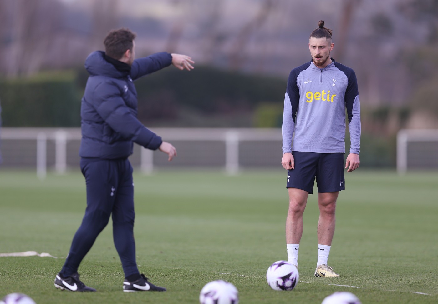Radu Drăgușin o ia pe urmele lui Horațiu Moldovan la Atletico Madrid! Fundașul român nu joacă la Tottenham, dar a ajuns vedetă de internet pentru englezi