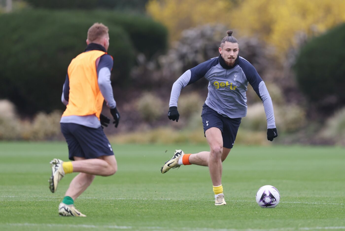 Radu Drăgușin poate avea parte de un „infern” la primul meci ca titular în tricoul lui Tottenham. Ce îl așteaptă pe liderul naționalei în derby-ul Londrei. SPECIAL