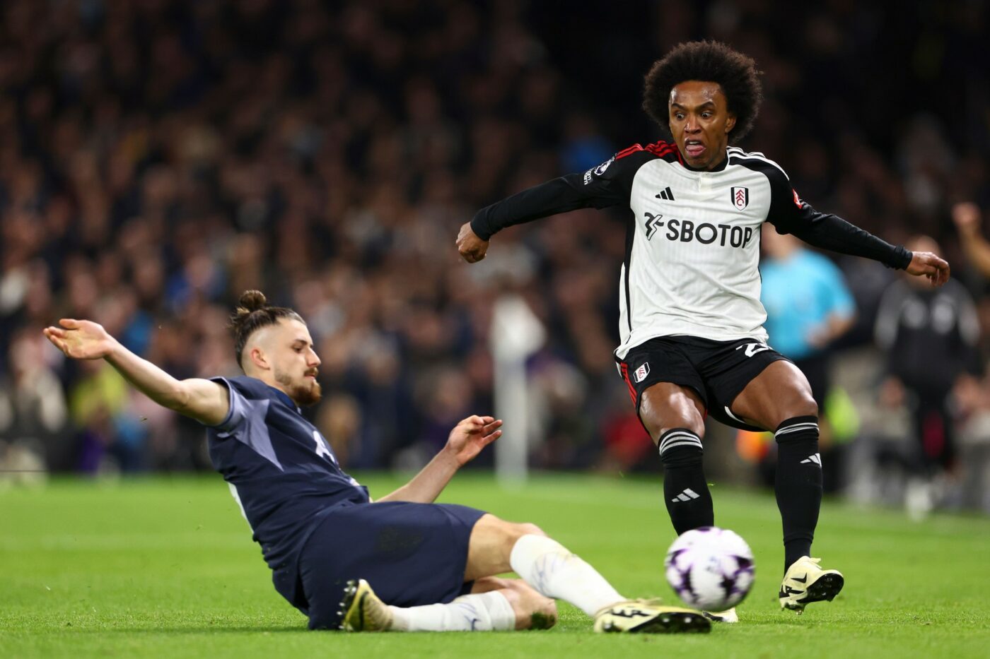 Radu Drăgușin, ținta glumelor și ironiilor fanilor lui Tottenham! L-au distrus în „meme-uri”
