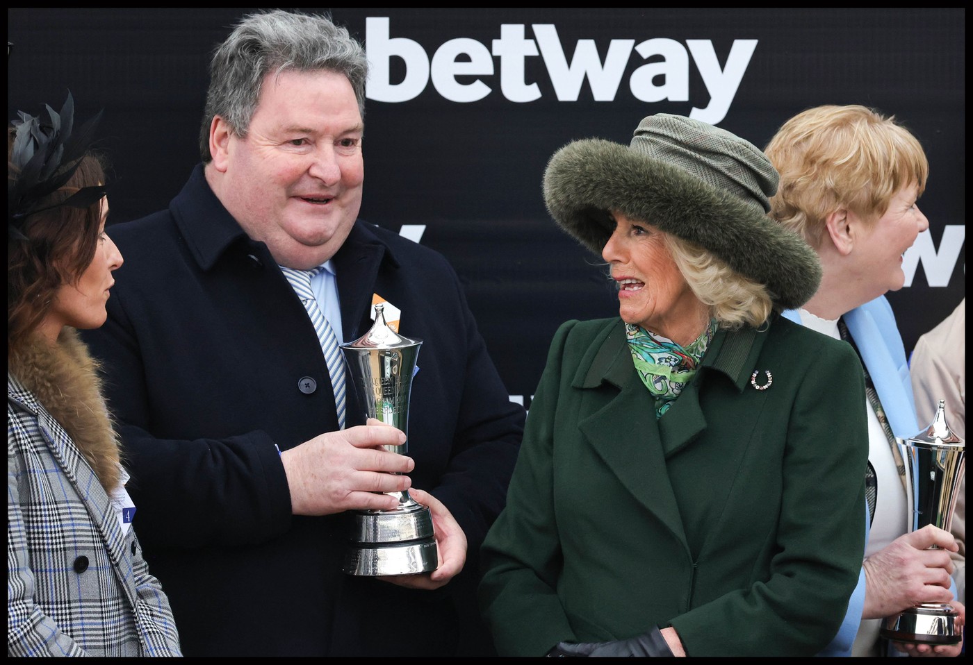 Regina Marii Britanii a atras toate privirile la cursele de cai de la Cheltenham cu mesajul secret, scris în diamante, pe care l-a purtat la ținuta ei!
