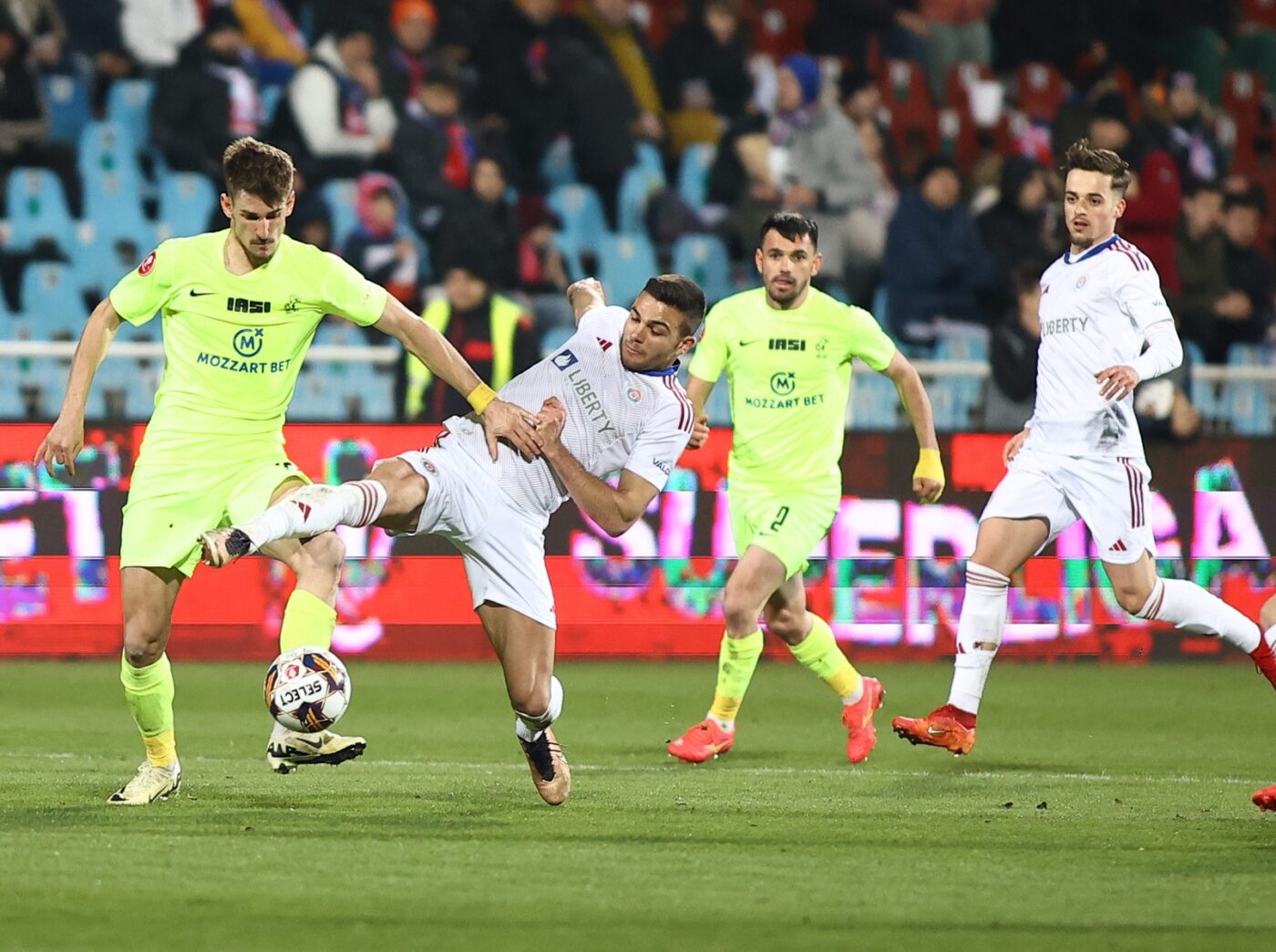 Specialitatea casei la Galați. Oțelul a remizat cu Poli Iași, scor 1-1, în ultimul meci din sezonul regular. Urmează un nou duel direct, tot la Dunăre