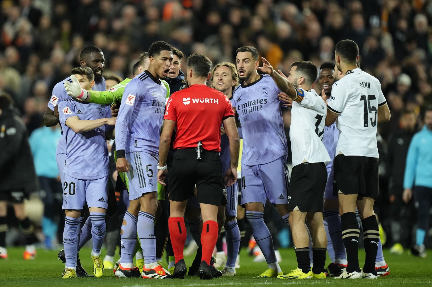 Scene incredibile la Valencia – Real Madrid! Jude Bellingham a marcat golul victoriei, dar arbitrul a fluierat finalul înainte ca mingea să intre în poartă! VIDEO