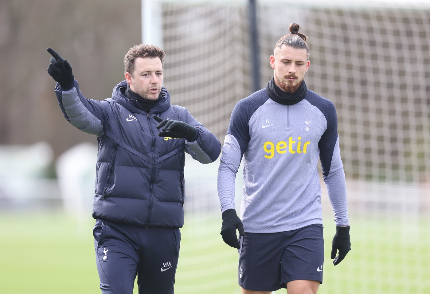 O nouă amenințare pentru statutul lui Radu Drăgușin la Tottenham. Lista de transferuri a lui Ange Postecoglou conține 5 nume și unul este un fundaș central de top, cu CV important în Premier League