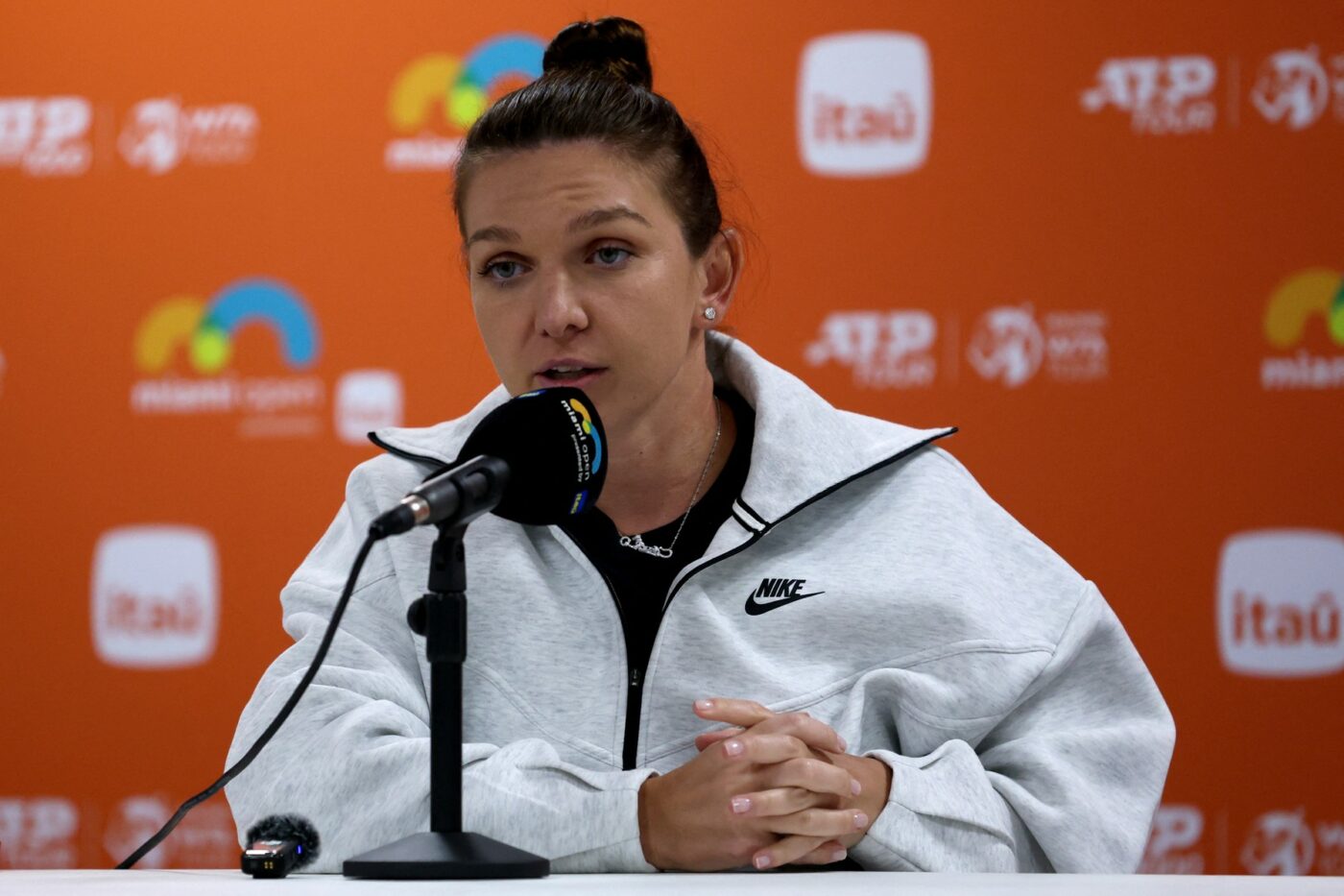Simona Halep i-a răspuns Carolinei Wozniacki, după ce daneza i-a contestat prezența la turneul de la Miami! Românca a răbufnit la conferință: „Eu nu sunt o trișoare!”