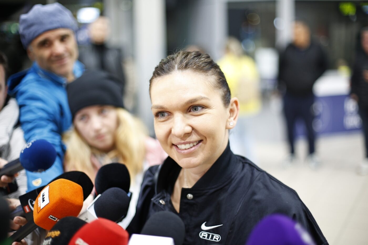 Cine sunt cele 5 persoane cu care Simona Halep merge la primul turneu după victoria de la TAS! Doi bărbați au plecat în avion cu ea, ceilalți trei oameni vin direct la competiție