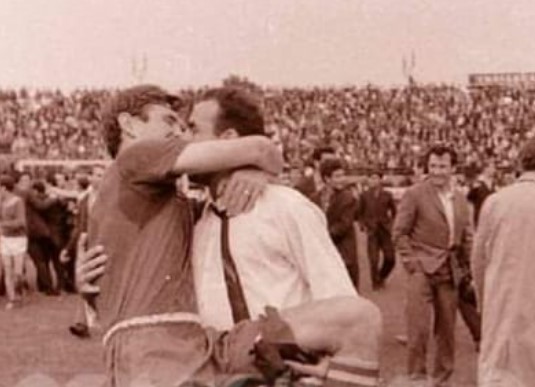 Tache Macri, pase amuzante cu fiul lui Ion Motroc acum jumătate de secol! „Bă, tu știi ce i-am făcut lui tac-tu ca să dea cu stângul?” L-a descălțat pe gazon: „Când greșeam dădea cu gheata după mine” | SPECIAL