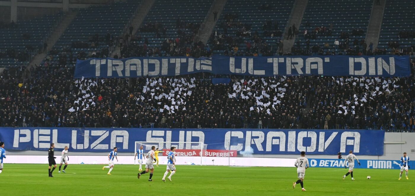 Umilinţă pentru fanii FCU Craiova: rivalii de la Universitatea Craiova le-au expus scenografia greşită! Era pregătită pentru derby-ul Băniei. „S-a ales praful”. FOTO