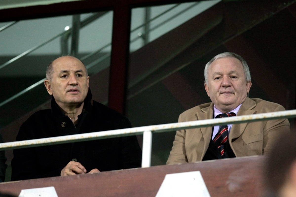 Unul dintre cei mai cunoscuți patroni din Liga 1 face dezvăluiri șocante despre cum le făcea echipa antrenorilor! A dus totul la alt nivel: „Mergeam la antrenamente și la schemele tactice. Intram în vestiar înainte și la pauza meciurilor”