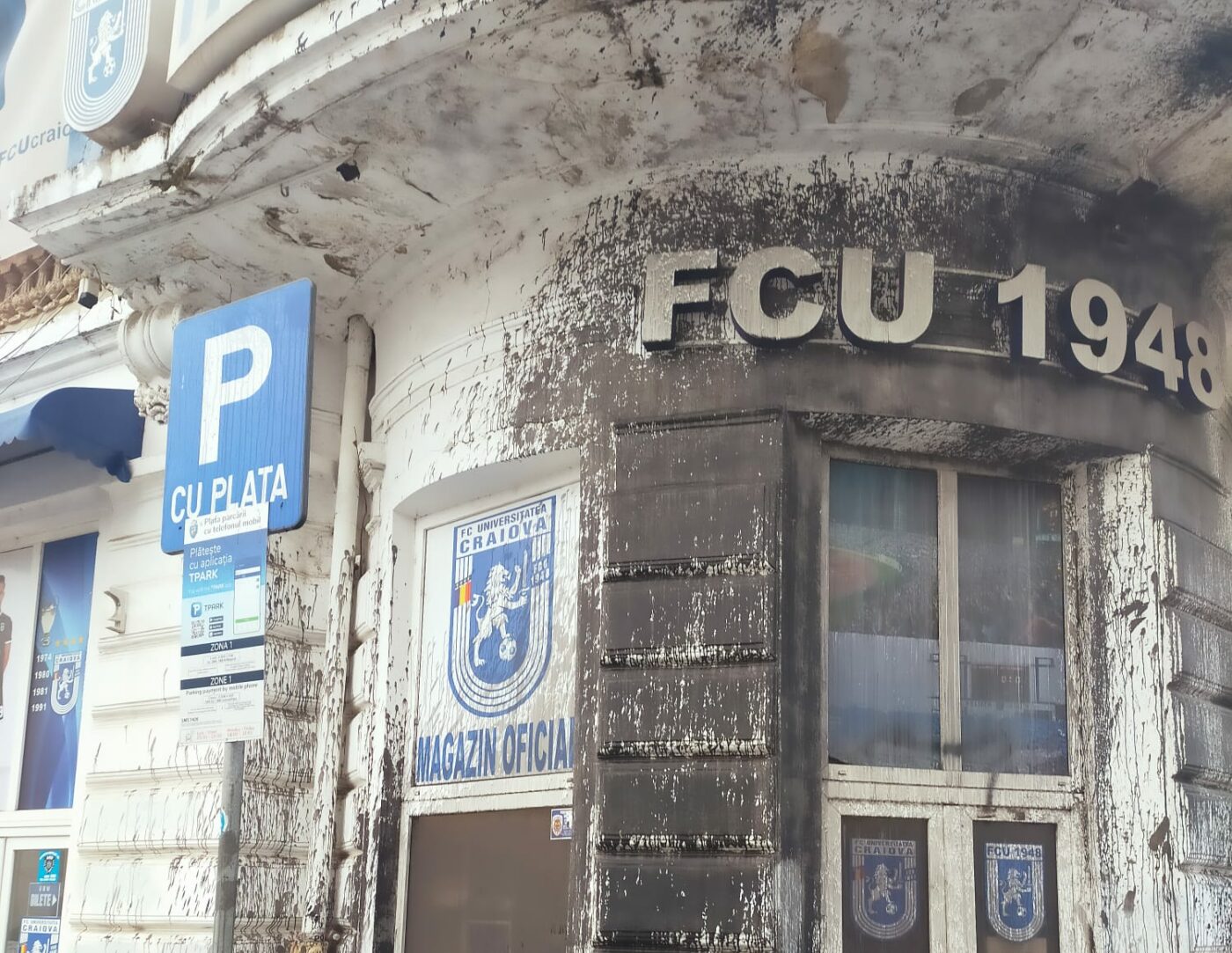 Imagini incredibile cu sediul şi maşinile FC U Craiova, după ce au fost vandalizate azi-noapte, înaintea derby-ului cu CSU! Clubul lui Adrian Mititelu a fost pângărit: suspecții sunt rivalii din oraș sau vreun ultras răzbunător pe patron. GALERIE FOTO