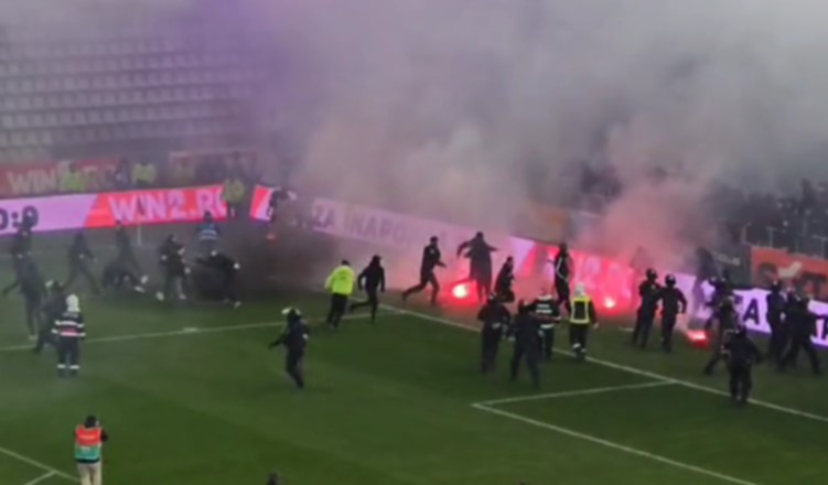 Șefii clubului UTA au găsit vinovații pentru sancțiunea primită de la FRF, după bătaia cu dinamoviștii de pe Arcul de Triumf! Aruncă totul pe cei de la CSA Steaua. „Au fost chemați la luptă”. În spatele acțiunii ar sta galeria arădeană care a vrut să se răzbune pe conducere! 
