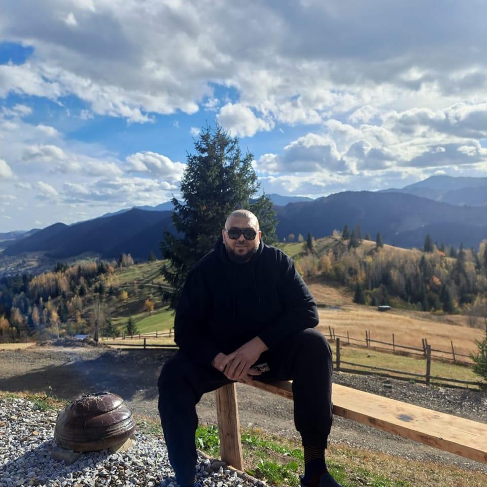 Cine este „Micuțu’ din Rădăuți”, românul campion mondial de MMA de 160 de kilograme care a ajuns bodyguardul lui Michael Schumacher și Zlatan Ibrahimovic!
