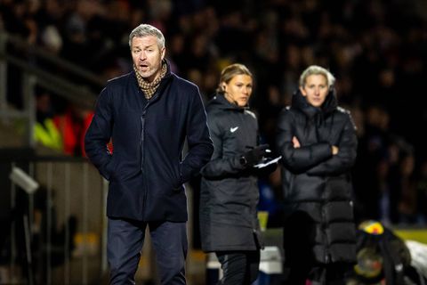 Antrenorul s-a iubit cu o jucătoare și a fost dat afară de celebrul club de fotbal! „A încălcat codul”