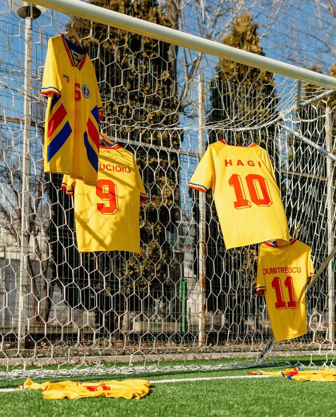 Cât costă un tricou dintre cele 94 lansate de Hagi, Gică Popescu &Co, în ediție limitată. Profitul va fi destinat unei cauze sociale